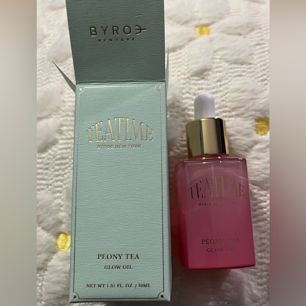 Byron New York Peony Teatime Glow Oil - Facial Oil and Primer.